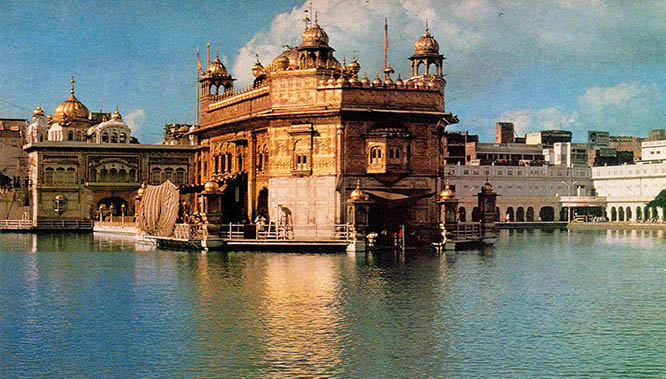 펀잡주 암리차르의 호수 가운데 있는 시크교 황금사원