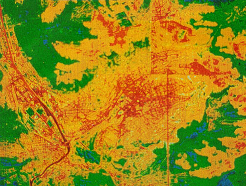 도시의 열섬을 적외선필름으로 촬영한 사진. 도심부의 시가지가 고온으로 잘 나타나 있다. 