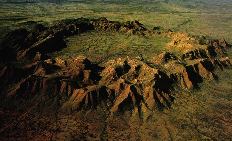 내륙 사막에 있는 크레이터 고스브라프. 1억3천만년전의 운석공으로 직경 6㎞나 되는 거대한 것. 바깥쪽은 직경 20-25㎞로 넓게 퍼져 있었으나 풍화되어 버려 지금은 거의 그 형태가 없어졌다. 1억년 이상된 옛날 지구가 외계와 접촉한 흔적으로 특이한 것이다.