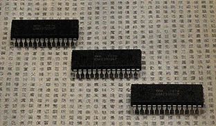64k EPROM  칩(Erasable Programmable Read only Memory, 자외선 소거형 판독 전용소자)