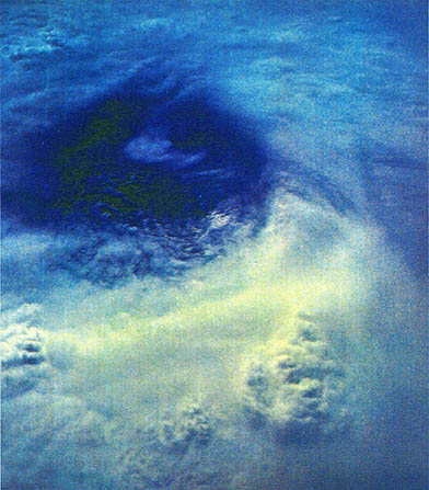 아폴로7호에서 촬영한 남지나 해상의 태풍.태풍의 눈의 직경은 80㎞였다.
