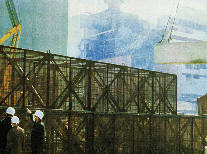 「체르노빌」원전의 복구작업. 철근과 콘크리트로 된 방호벽을 치고 있다.