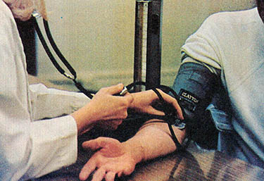 혈압을 재는 광경. 혈압에는 수축기 혈압(최고 혈압)과 확장기 혈압(최저 혈압)이 있다.