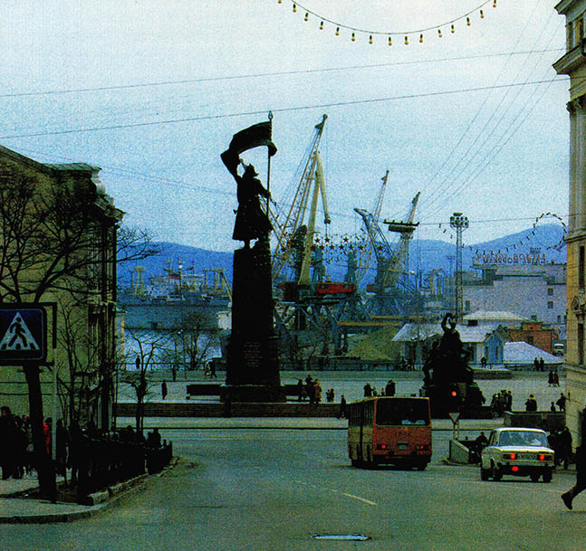 시가지의 일부.중앙에 보이는 동상은 「소비에트 투사의 상」이다.그 저쪽에 많은 배가 정박해 있는 곳이 골든혼이다.