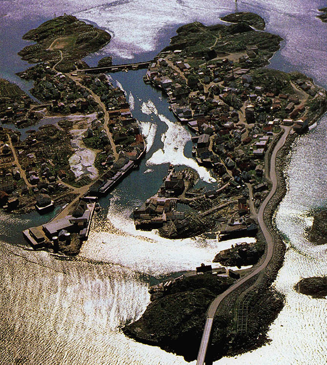 노르웨이는 사람이 사는 섬이 2천여개 있으며 그물의 눈 같은 페리항로로 이어져 있다. 약간 큰 섬에는 다리도 놓여있으나 역시 중요한 교통수단은 페리.