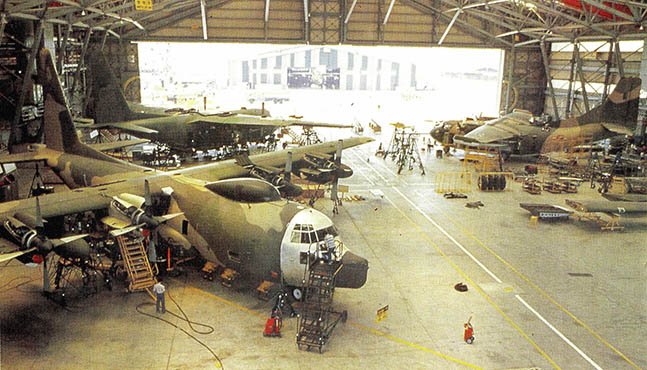정비중인 C-130 「허 큘리스」수송기.