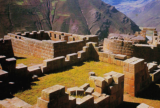 파삭(Pisac)^쿠스코에서 37km 떨어진 지점에 위치한 요새. 잉카족들은 자연석(石)을 실어다 연마한 뒤 정교하게 이어 맞추어 요새를 지었다. 그들의 건축술에 놀라지 않을 수 없다.