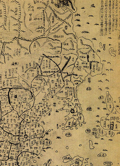 여지전도(與地全圖)^1700년대 말에서 1800년대 초에 제작되었을 것으로 추측되는 이 작자미상의 세계지도는 1402년 세계지도의 영향을 상당히 받은 것으로 평가된다. 아울러 당시 서양에서 도입된 세계지도와 중국중심의 동양지도를 절충해 만든 것으로 보인다.