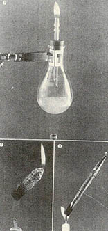 ①삼각플라스크 속의 액체파라핀이 타고 있다. ②③촛불 속의 파라핀을 알루미늄호일로 만든 파라핀 유도관으로 유도, 불을 붙이고 있다.