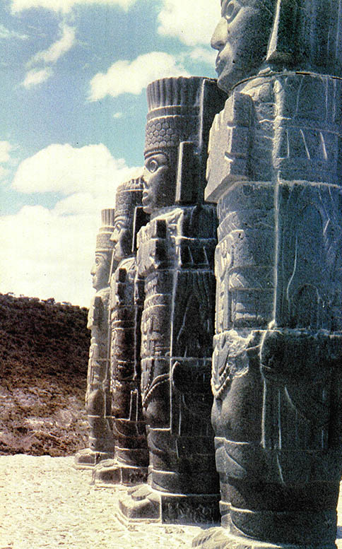 롤테키족의 거석문화가 낳은 우상들^일종의 암자인데 얕은 피라미드 상층부분에 세워졌다. 높이가 약 3m인데 세개의 토막으로 돼 있다. 