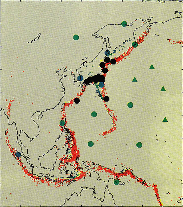 (그림) 포세이돈계획^작은 점들은 지진의 빈도를 나타내고 동그라미는 지진관측점. 세모는 해저지진계를 표시한다.