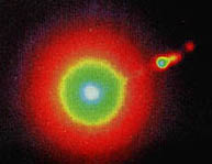 M87의 모습 가스분출되는 모습으로 전파망원경으로 촬영한 것이다.