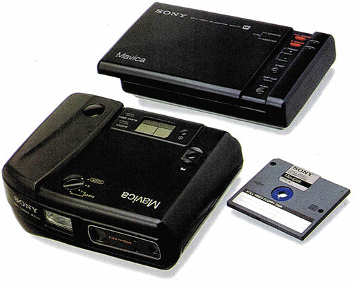 소니사의 마비카^기록용 카메라(6만9천8백엔)와 재생용 어댑터(3만엔)가 분리돼 있다.