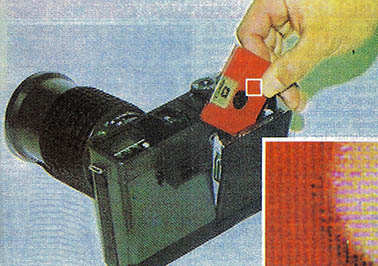 캐논사의 스틸비디오 카메라로 찍은 사진. 영상칩(CCD)은 넥타이핀보다 크지 않으나 그 표면에는 780×488 격자속에 약 38만개의 화소가 있다.