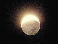 지구조 현상^태양빛이 지구의 표면에 반사된 후 달의 어두운 부분을 비쳐 초승달임에도 달 전체 모습이 보인다. 1백60mmF 3.5 반사굴절망원경으로 필자 촬영