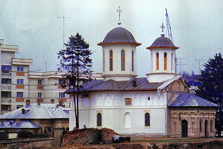 루마니아의 한 교회^이 나라 사람들은 그리스정교를 압도적으로 많이 믿고 있다.