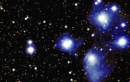 플레이아데스 성단(M45, NGC 1432)^황소자리의 산개성단. 푸른색의 젊은 별들로 이루어졌으며 각각의 별들은 그리스 신화 여주인공의 이름을 가지고 있다.
