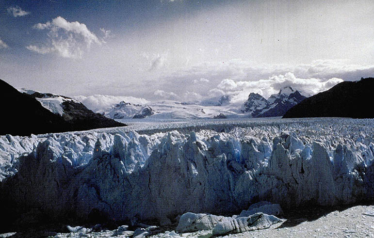 파타고니아안데스를 관통하고 있는 빙하. 빙하의 침식으로 수많은 골짜기들이 생겨났다.