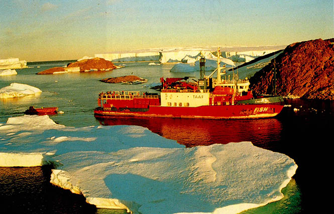 프랑스 남극연구선(船)이 빙하 사이를 항해하고 있다.