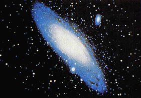 안드로메다(M31)^2백10만광년 떨어져 있는 거대나선은하. 길이는 16만광년이다. 가운데는 오래된 별들이 있으며 푸른색을 띠는 가장자리는 새로운 별들을 탄생시키는 가스와 먼지로 가득 차 있다.