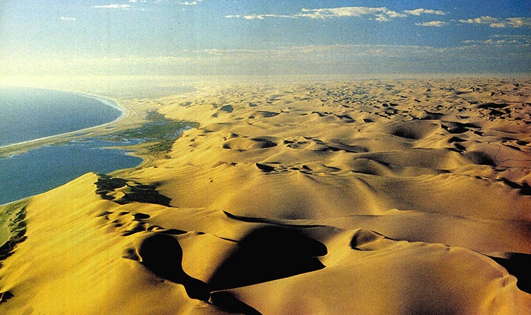 바람에 의해 생성된 수많은 모래언덕(나미브사막 남쪽 지방). 세계에서 가장 높은 모래언덕으로 높이가 3백m에 이르는 것도 있다.