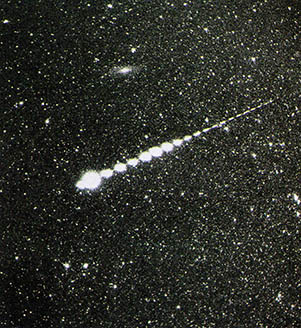 1978년 8월 13일 중국 서부지방에서 관측된 대유성. 전형적인 페르세우스 유성의 일종이다.