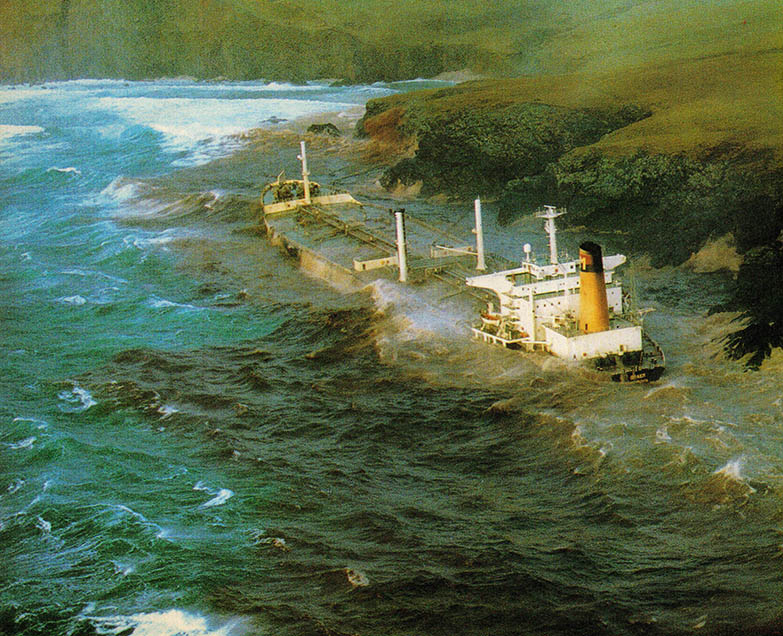 침몰하는 브레이어호. 8만5천t의 원유를 고스란히 바다에 쏟아 놓았다.