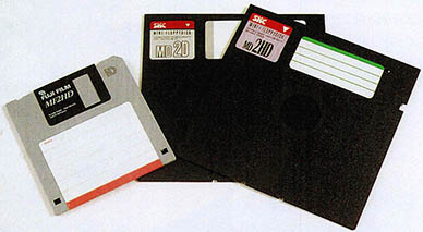 플로피디스크. 디스크와 재킷의 합성어로 흔히 디스켓이라 부른다.왼쪽이 3.5인치 디스켓(1.44MB), 가운데가 5.25인치 배밀도(2D) 디스켓, 오른쪽이 5.25인치 고밀도(HD 또는 2HD) 디스켓