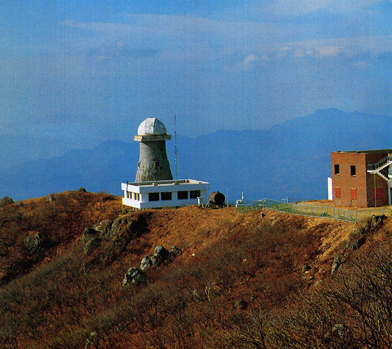 소백산 천문대전경. 오른쪽돔은 첨성대의 모습을 본따 지었다.