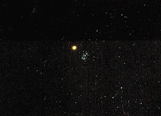 (사진3) 플레이아데스 성단근처를 지나는 화성^50mm표준렌즈, f4, 노출 1초, 자동가이드, 필름 ASA400