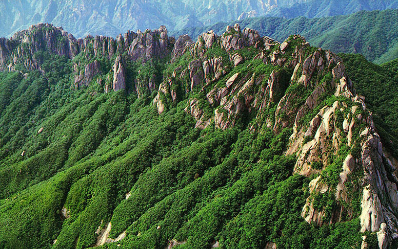 여름의 울산바위(설악산)