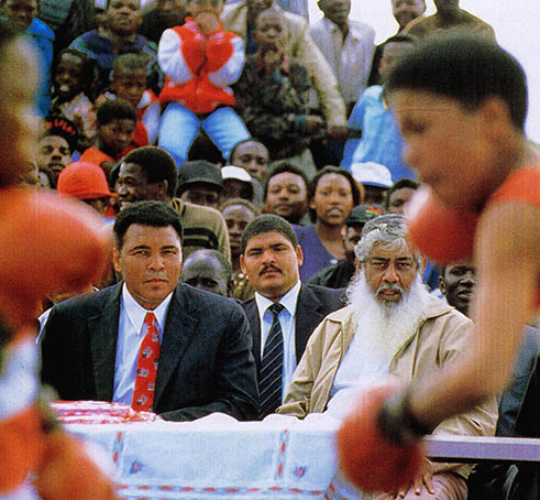 왕년의 세계 권투챔피언 무하마드 알리(왼쪽)는 누적된 '펀치드렁크'의 영향으로 파킨슨씨 병에 걸렸다. 사진은 알리가 지난 4월 남아공에서 아이들의 권투를 관전하는 모습.