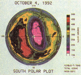 인공위성이 찍은 1992년 10월 4일자 남극하늘의 오존구멍. 연분홍과 진분홍지역이 가장 빈약한 오존농도를 가진 곳이다.