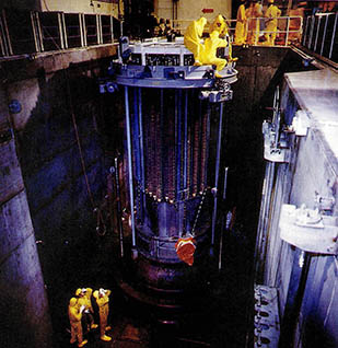 원자로에서 핵연료봉을 교체하는 모습