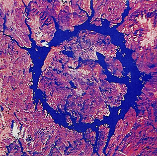 (사진1) 캐나다 퀘벡지방의 지름 70km의 운석구덩이. 약 2억년 전에 형성된 것으로 추정된다.