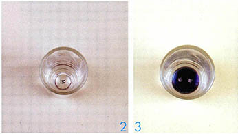 ②유리잔 바닥 곁면에 글자 'M'을 붙인다. ③유리잔에 구슬을 넣고 보면 글자가 안보인다.