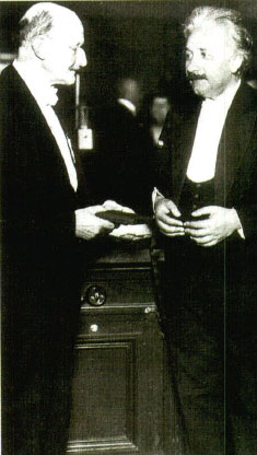 1929년 아인슈타인은 막스 플랑크(왼쪽)로부터 플랑크 메달을 수여받았다.
