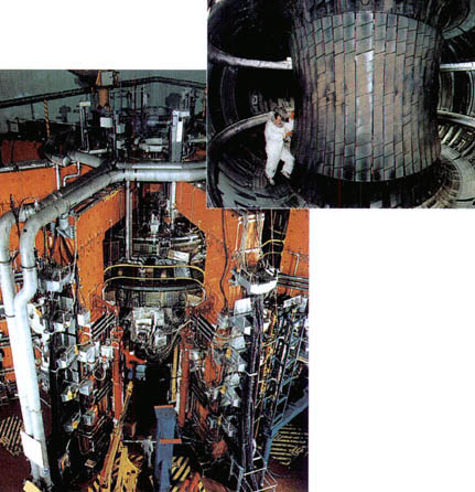 핵융합 반응을 일으키기 위한 도넛 모양의 진공관(위쪽)과 강력한 자기장을 일으키는 시설물(왼쪽).