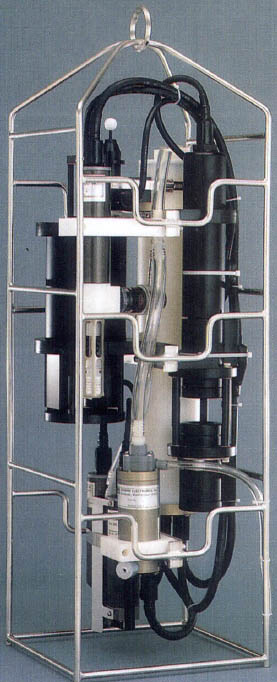 해수 수질 측정기^수심 0-5천m를 왕복하면서 수질을 측정하는 기구. 한국해양연구소가 보유하고 있는 세계최고수준의 장비로 탁도계와 생물량 측정기등 여러가지 센서들이 부착돼 있다.