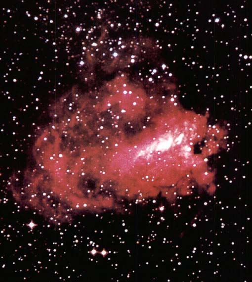 오메가성운 M17- 성운이 굽어 있어 흔히 고니(Swan), 오메가, 또는 말굽(Horseshoe)성운 등 여러 이름으로 불린다. 작은 망원경으로 보면 혜성의 꼬리처럼 길게 늘어져 있다.