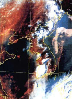 1994년 7월 태풍이 남해안 가까이 다가온 모습.