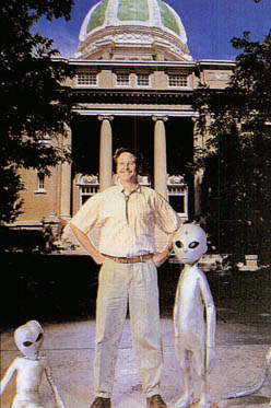 로스웰시장은 외계인시장으로 유명해졌다.그는 정책적으로 로스웰시의 상징으로 UFO와 외계인을 내세우고 있다.
