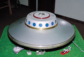 뮤폰이 목격자들의 진술을 종합해 만든 UFO모형.