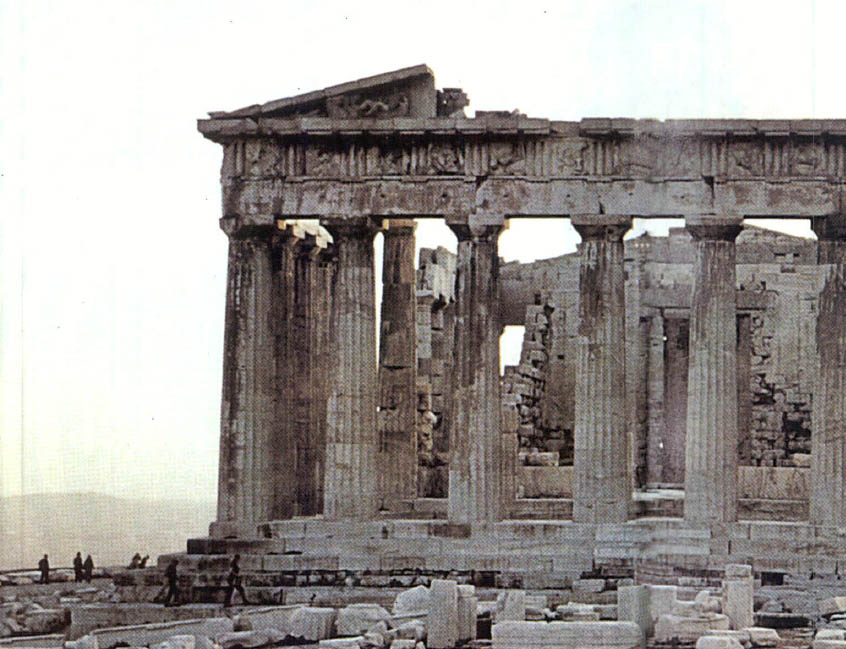 파르테논 신전^아테네 수호여신 아테나에게 바치기 위해 세워졌다. 정면에서 볼 때 번듯한 직사각형으로 보이도록 건물 곳곳에 건축기교를 발휘했다.