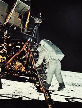 인류 역사상 최초로 달 표면에 내려서는 닐 암스트롱. 암스트롱은 제미니 9호(1966년), 아폴로 11호(1969년)등을 탔던 미국의 우주 비행사다.