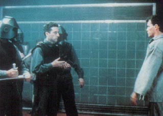 과학기술이 고도로 발달한 미래 사회가 오히려 지금만도 못한 디스토피아가 될 것이라는 전망이 끊임없이 제기되고 있다. 탈출 불가능의 감옥을 그린 영화 '압솔롬 탈출'의 한 장면.