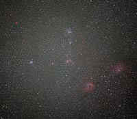 M38과 발광성운 IC405,410^붉은색 감도가 좋은 필름을 사용해 M38부근을 찍으면 큰 성운이 나타난다. 가운데 아래보이는 성운이 IC410, 오른쪽이 IC405다.(러시아제 키에브 66카메라＋캐논 40mmF2.8개방, 코닥 엑타크롬E100S, 노출 18분 4배 증감현상)