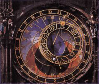 성당의 외벽에 설치한 천문시계. 태양의 위치와 달의 위치를 보고 계절과 날짜를 알 수 있다.