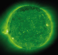 소호위성이 1백50만도의 코로나층을 극자외선 영역 (파장 195Å)에서 촬영한 사진. 자기장의 모습이 선명하게 잡혀 태양이 살아있음을 보여주는 최고의 사진으로 평가된다.