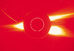 태양에 돌진하는 혜성^혜성이 태양의 인력에 이끌려 들어가는 모습을 소호위성이 잡았다. 사진 오른쪽 아래 긴 꼬리를 늘어뜨린 것이 혜성이다. 혜성이 지구에 충돌하면 엄청난 재앙을 초래하는 것처럼 태양에서도 혜성 충돌로 거대한 요동을 관찰됐다.